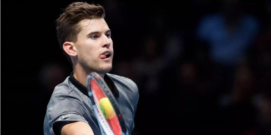 Dominic Thiem schlägt eine Vorhand.