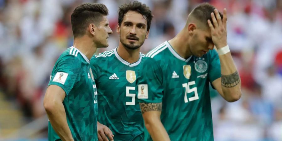 Deutschlands Mario Gomez, Mats Hummels und Niklas Süle hadern nach dem WM-Out Deutschlands gegen Südkorea.