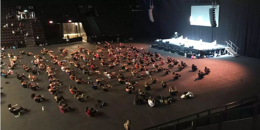 An der Fitnessexpo in Basel gibt es in mehreren Hallen Gruppen-Fitness-Events.