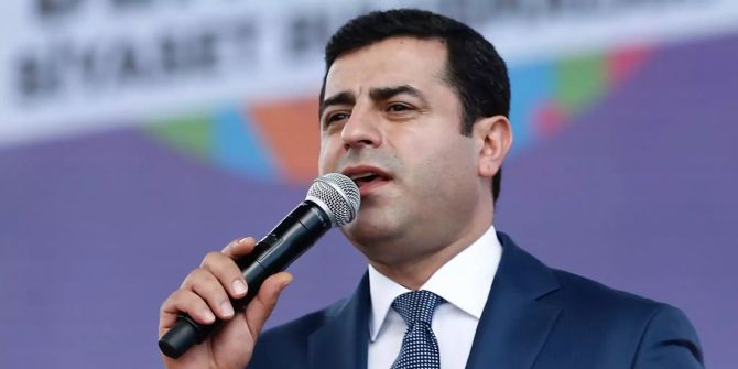 Der frühere Vorsitzende der türkischen, pro-kurdischen Oppositionspartei HDP, Selahattin Demirtas, spricht auf einer Kundgebung.