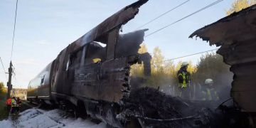 Feuerwehrleute sind nach dem Brand eines ICE auf der Schnellstrecke zwischen Köln und Frankfurt in der Nähe von Montabaur mit Nachlöscharbeiten beschäftigt.
