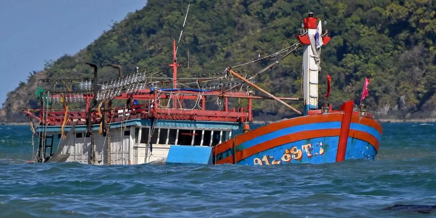 Das auf Grund gelaufene Flüchtlingsboot liegt vor der australischen Küste Cairns.