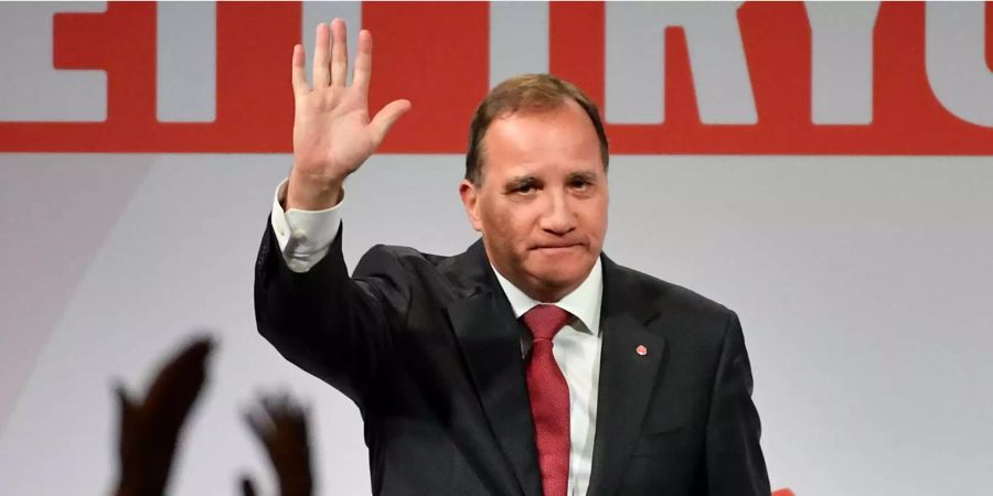 Stefan Löfven, Ministerpräsident Schwedens und Vorsitzender der Sozialdemokratischen Partei, winkt nach der Parlamentswahl seinen Anhängern zu.