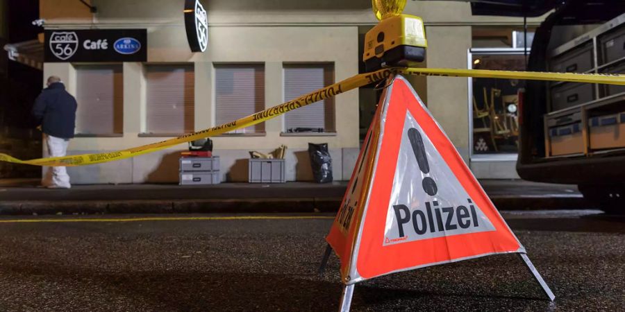 Polizeiabsperrung vor einem Gebäude.