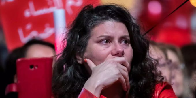 Eine Frau an der gestrigen Demonstration für mehr Schutz von Frauen in Tel Aviv. Eine Frau an der Demonstration für mehr Schutz von Frauen.