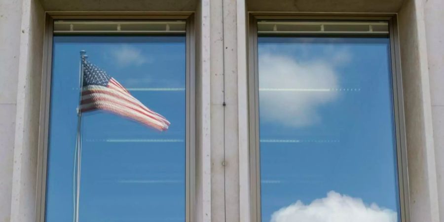 Die amerikanische Flagge spiegelt sich in einem Fenster der US-Botschaft in Bern.