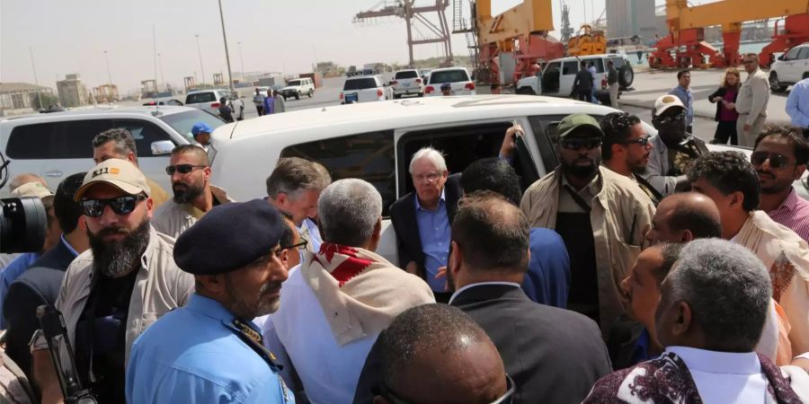 Martin Griffiths (h.m.), Sondergesandter der Vereinten Nationen im Jemen, kommt in al-Hudaida an.