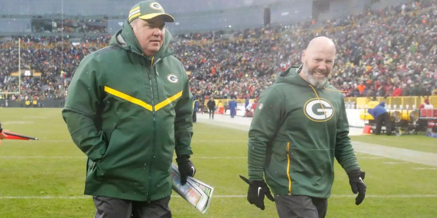 Mit einem schwachen Auftritt und einer 17:20-Niederlage gegen die Arizona Cardinals geht die Ära von Mike McCarthy bei den Green Bay Packers zu Ende. Der 55-Jährige übernahm das Amt im Januar 2006 und beförderte nach dem ersten Rücktritt von Legende Brett Favre Aaron Rodgers zum neuen Starting Quarterback. Die beiden gewannen 2011 gemeinsam den Super Bowl. Doch nach einer weiteren enttäuschenden Saison zieht die Clubführung die Konsequenzen: Rodgers beste Jahre sollen nicht verschwendet werden.