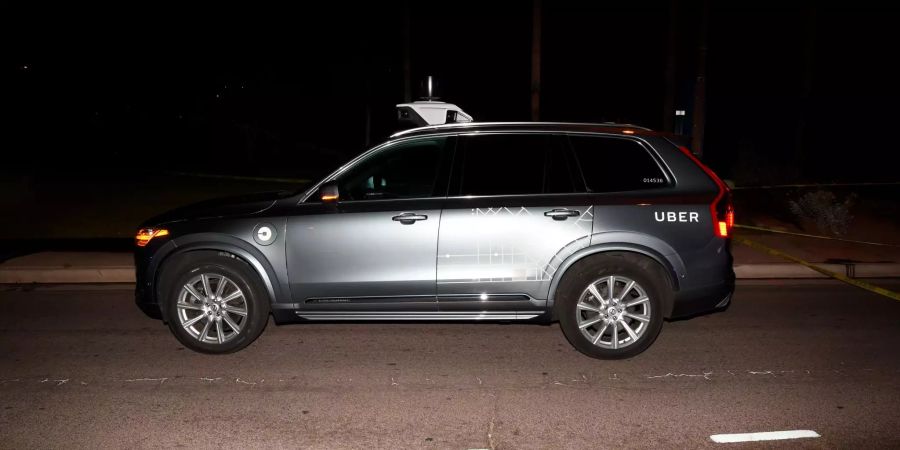 Das von der Polizei Tempe herausgegebene Bild zeigt einen Roboter-Testwagen des Fahrdienst-Vermittlers Uber, nachdem er eine Fussgängerin angefahren und getötet hatte.