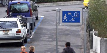 Das Verkehrsschild einer Begegnungsstrasse.