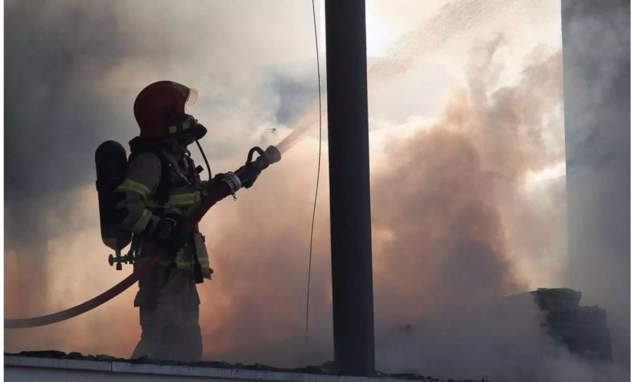 Ein Wohnungsbrand in Norditalien kostete einem Familienvater und drei seiner Kinder das Leben.