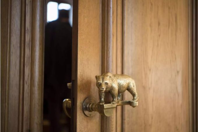 Seit Montagmittag läuft die grosse Finanzdebatte im Berner Rathaus. Türgriff in Form eines Bärs im Berner Ratshaus - Keystone