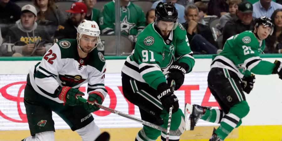 Tyler Seguin (M.) im Zweikampf mit Nino Niederreiter.