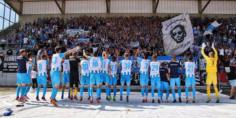 Die Mannschaft des Chemnitzer FC feiert mit seinen Fans.