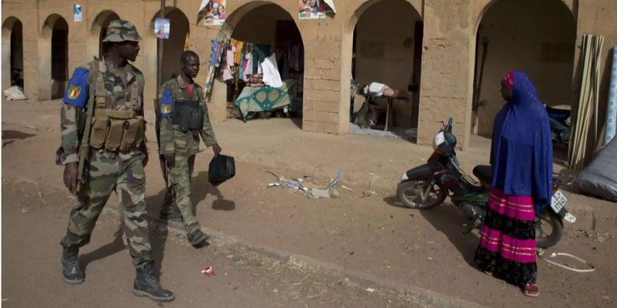 Soldaten patrouillieren durch die Stadt Gao in Mali (Symbolbild).