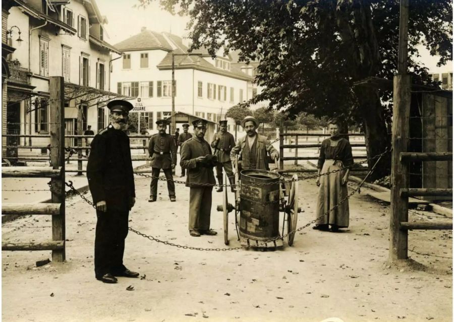 Altes Foto von Grenzgängern am Zoll - zvg Stadt Kreuzlingen