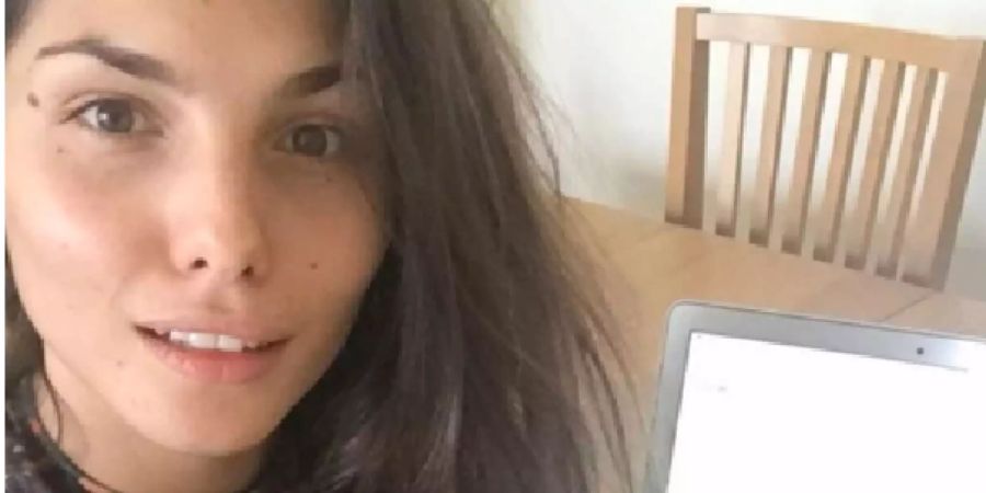 Model Stina Sanders zeigt sich ungeschminkt mit Morgenkaffee im Netz.