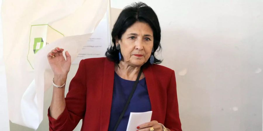 Salome Surabischwili, ehemalige Aussenministerin und unabhängige Kandidatin der Regierungspartei Georgischer Traum, verlässt eine Wahlkabine, um ihre Stimme für die Präsidentenwahl abzugeben.