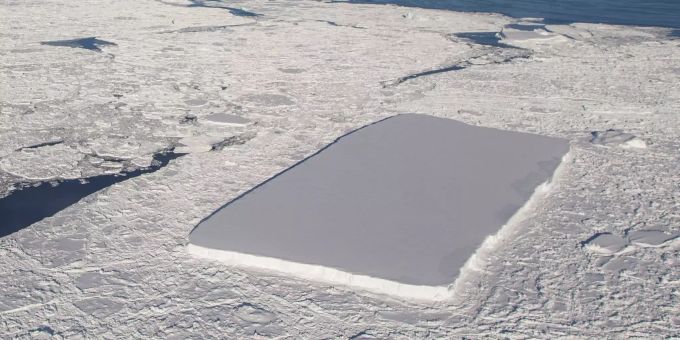 Einen rechteckiger tafelförmiger Eisberg befindet sich im Norden der Antarktis. Einen rechteckiger tafelförmiger Eisberg befindet sich im Norden der Antarktis.