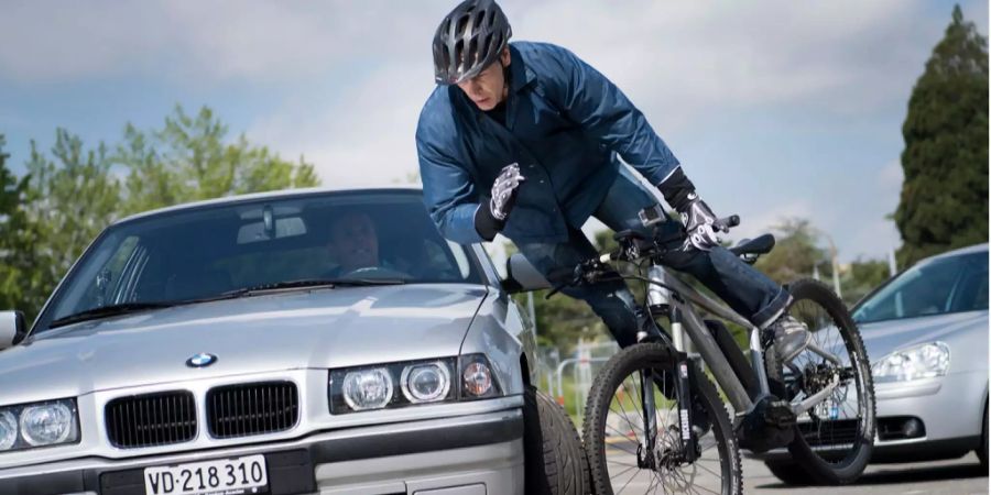 Die für eine Schulklasse simulierte Szene zeigt einen Unfall zischen einem behelmten E-Bike-Fahrer und einem Auto in Renens VD.