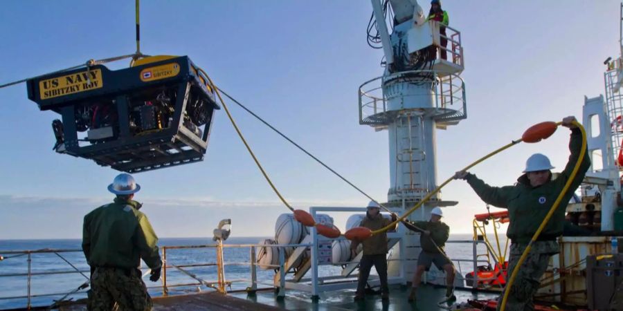 Die US-Marine lässt ein Unterwasserfahrzeug ins Meer in Argentinien.