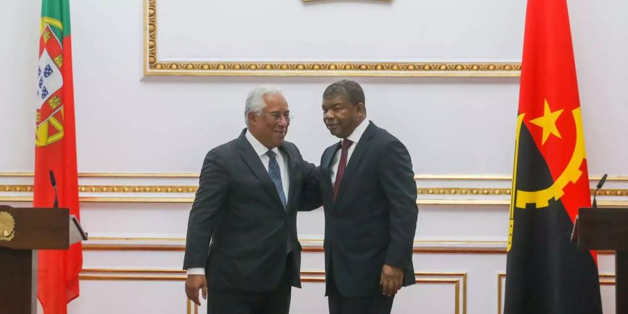 Portugals Premier Antonio Costa (links) spricht mit dem angolanischen Präsidenten Joao Lourenco.