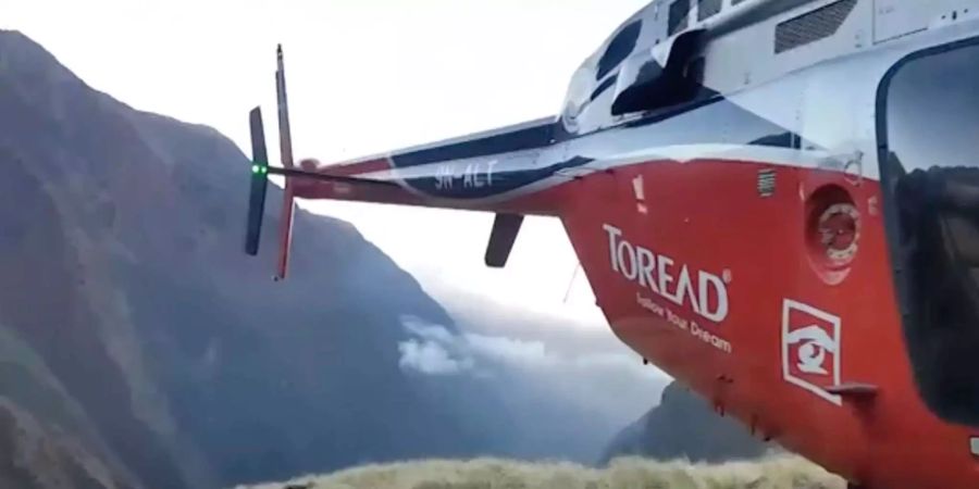 Das Videostandbild zeigt einen nepalesischen Helikopter, der auf der Suche nach vermissten Bergsteigern in der Nähe eines Sturms landet.