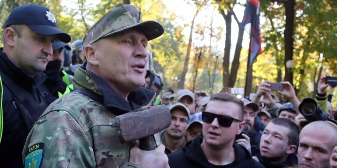 Der Ultra-Nationalist und OUN-Kommandeur Mykola Kochanowski hält einen Hammer in der Hand, während die Demonstranten bei einem Protest in der Nähe des Parlamentsgebäudes in Kiew versuchen, ein Denkmal aus der Sowjetzeit zu zerstören. Der Ultra-Nationalist und OUN-Kommandeur Mykola Kochanowski hält einen Hammer in der Hand, während die Demonstranten bei einem Protest in der Nähe des Parlamentsgebäudes in Kiew versuchen, ein Denkmal aus der Sowjetzeit zu zerstören.
