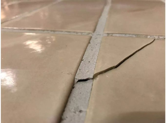 Anfang Woche sind auch an den Platten im restlichen Bad Risse entstanden - zvg Anfang Woche sind auch an den Platten im restlichen Bad Risse entstanden - zvg