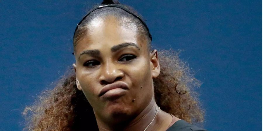 Serena Williams reagiert, nachdem sie einen Schlag verpasst hat.