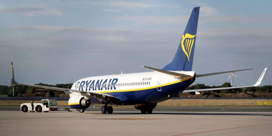 Ein Flugzeug der Ryanair steht auf einem Rollfeld.