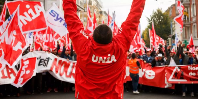 Die Gewerkschaften stimmen einem ausgehandelten Kompromiss zu. Tausende auf den Strassen.
