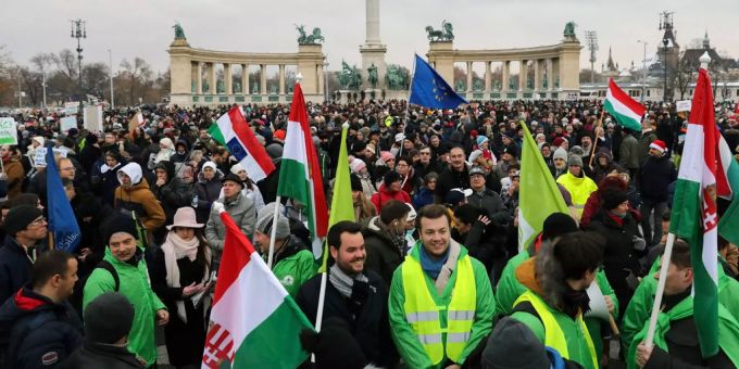 In den letzten fünf Tagen kam es vier Mal zu Protesten gegen die Regierung des rechtsnationalen Ministerpräsidenten Viktor Orban. Grosse Menschenmenge protestiert in Ungarn.