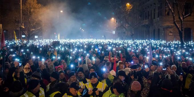 Tausende Menschen haben am Sonntag vor dem Budapester Parlament gegen die Regierung des rechtsnationalen Ministerpräsidenten Orban demonstriert. Teilnehmer einer Demonstration benutzen ihre Mobiltelefone als Lichter während eines Protests gegen die Regierung.