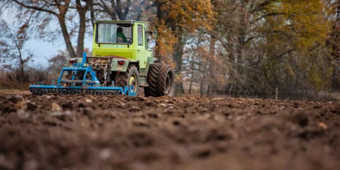 Ein Landwirt auf einem Traktor.