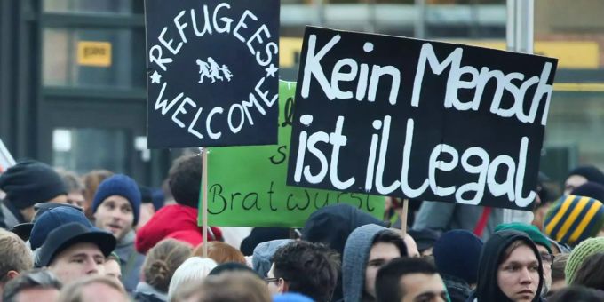 Demonstranten mit den Plakaten «Kein Mensch ist illegal» und «Refugees welcome» 2015 in Dresden. (Symbolbild) Refugees Welcome