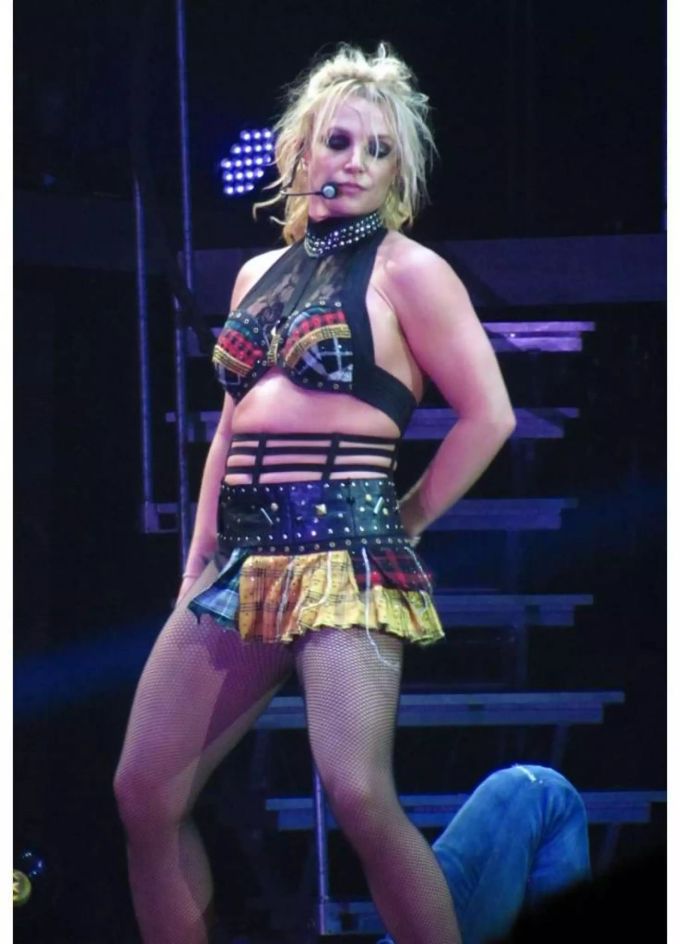 Britney Spears im August auf der Bühne in London. Die Sängerin wirkt zerstreut, ihre Haare zerzaust. Britney Spears im August auf der Bühne in London. Die Sängerin wirkt zerstreut, ihre Haare zerzaust.