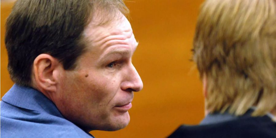 Der "Kannibale von Rotenburg", der 42 Jahre alte Computerspezialist Armin M., spricht am Montag, 8. Dez. 2003, zu Beginn des zweiten Verhandlungstages am Kasseler Landgericht mit seinem Anwalt.