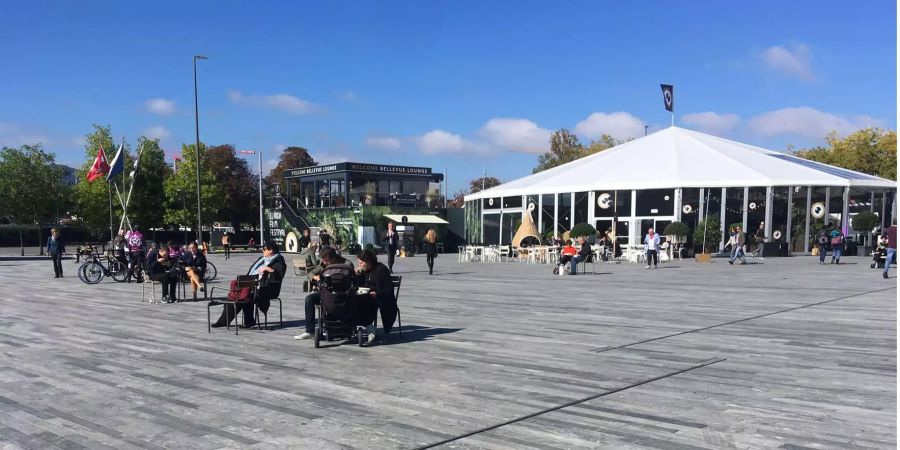 Grün Stadt Zürich will nun die Veranstalter zur Rechenschaft ziehen, welche sich oftmals nicht an die Regeln halten und mit Lastwagen auf die Kiesplätze fahren. Darum sollen Veranstaltende künftig die Bäume vor, während und nach dem Happening die Bäume eingittern müssen.