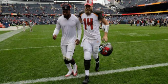 Ryan Fitzpatrick verlässt das Spielfeld wohl für längere Zeit. Ryan Fitzpatrick verlässt das Spielfeld wohl für längere Zeit.