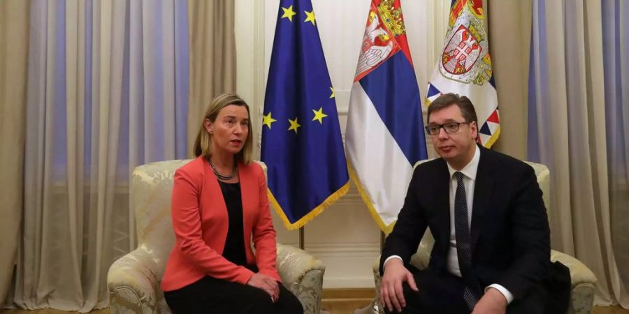 EU-Aussenbeauftragte Federica Mogherini im Gespräch mit dem serbischen Präsident Aleksandar Vucic bei einem Treffen in Belgrad im März.