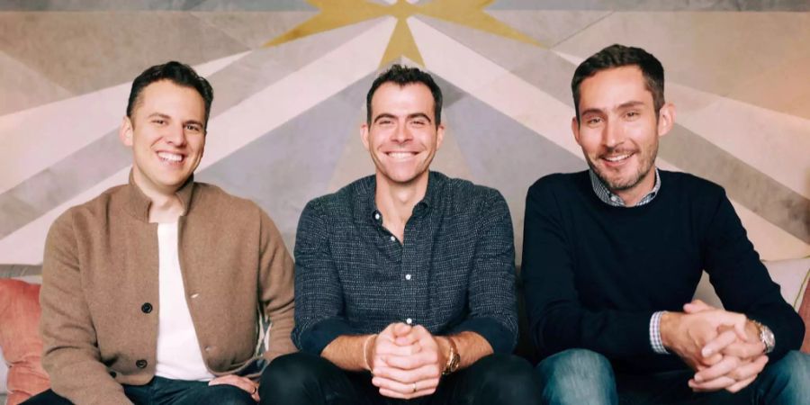 Adam Mosseri sitzt in der Mitte zwischen Kevin Systrom und Mike Krieger.