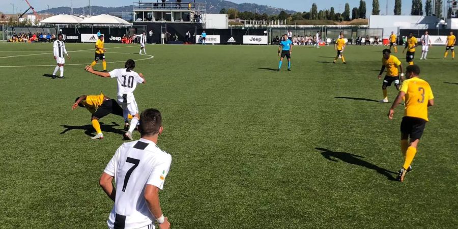 Felix Mambimbi (links, YB) fightet mit Pablo Moreno Taboada (Juventus) um den Ball.