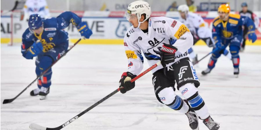 Makai Holdener (Fribourg-Gottéron) kontrolliert den Puck.