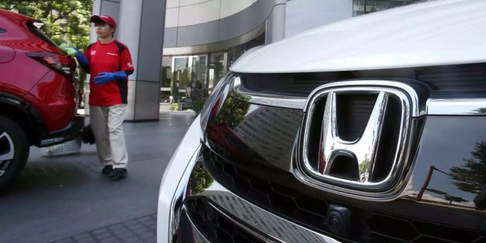 Ein Angestellter von Honda reinigt einen Wagen im Hauptquartier in Tokio. Ein Angestellter von Honda reinigt einen Wagen im Hauptquartier in Tokio.