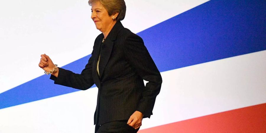 Die britische Premierministerin Theresa May performt einige Tanz-moves, als sie auf der Bühne zum Parteikongress ihrer Konservativen Partei auftritt.