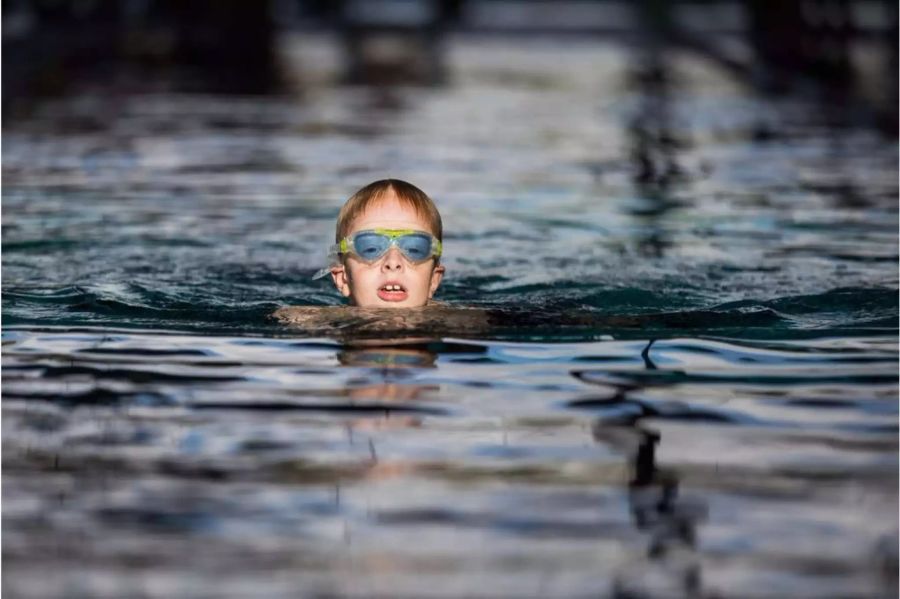 Schwimmunterricht in Schweizer Seen soll mehr Sicherheit bringen.