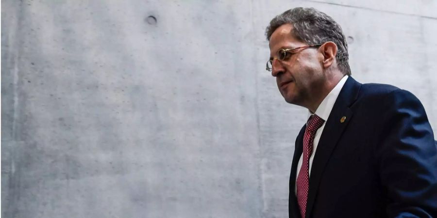 Der ehemalige Chef des Verfassungsschutzes Hans-Georg Maassen blickt nach vorn.