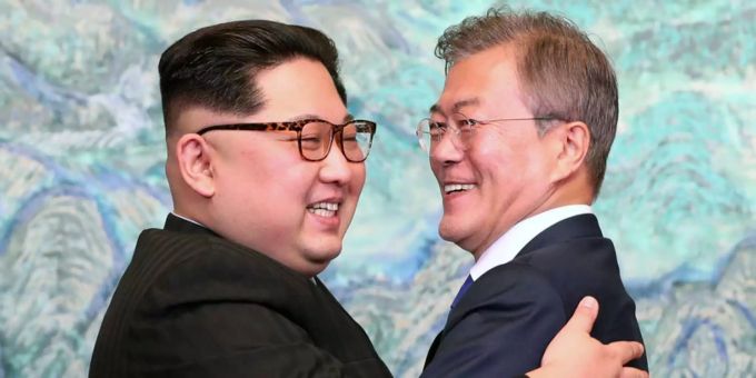 Moon Jae In und Kim Jong-Un stimmten dem Ende aller Feindseligkeiten zu. Kim Jong-Un