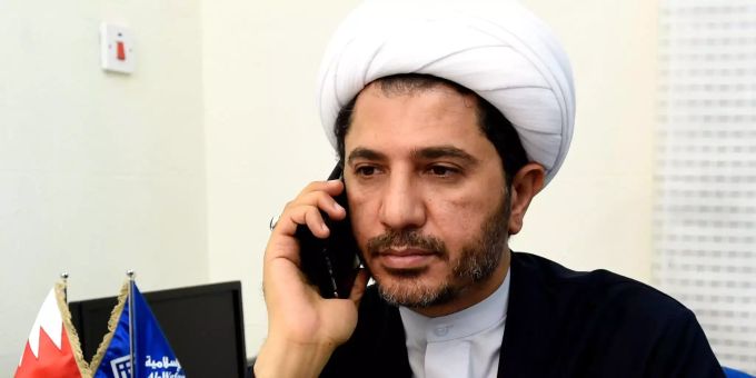 Ali Salman, schiitische Oppositionsführer in Bahrain, telefoniert. Ali Salman, schiitische Oppositionsführer in Bahrain, telefoniert.